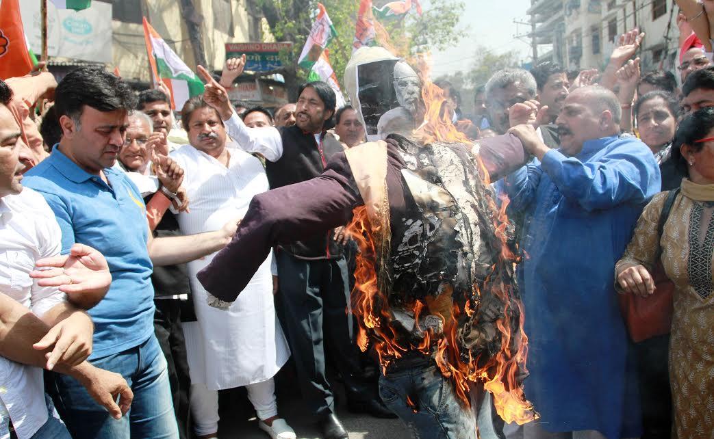 Congress protests over Uttarakhand issue, burn effigy